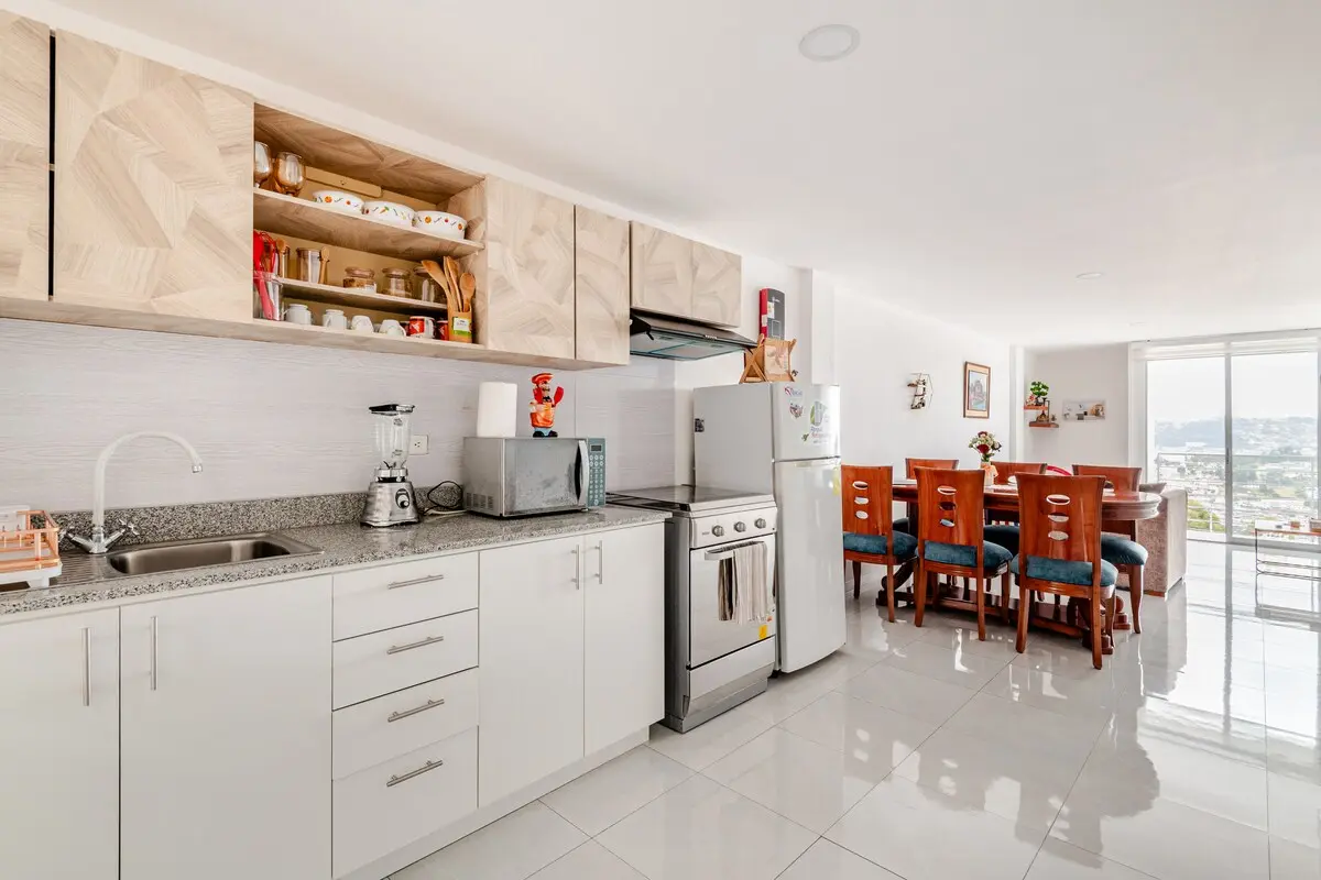 Fully equipped kitchen with induction stove, oven and fridge in the Quito apartment