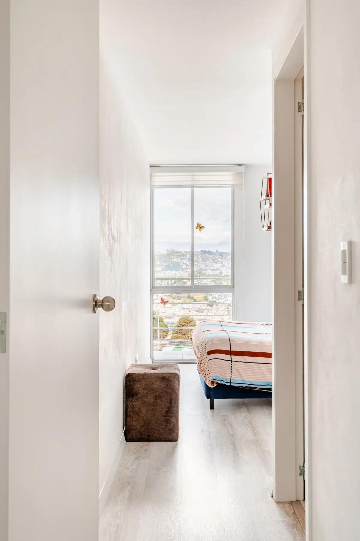 Main bedroom with a king-size bed and quality linen, Perla de la Montaña Quito