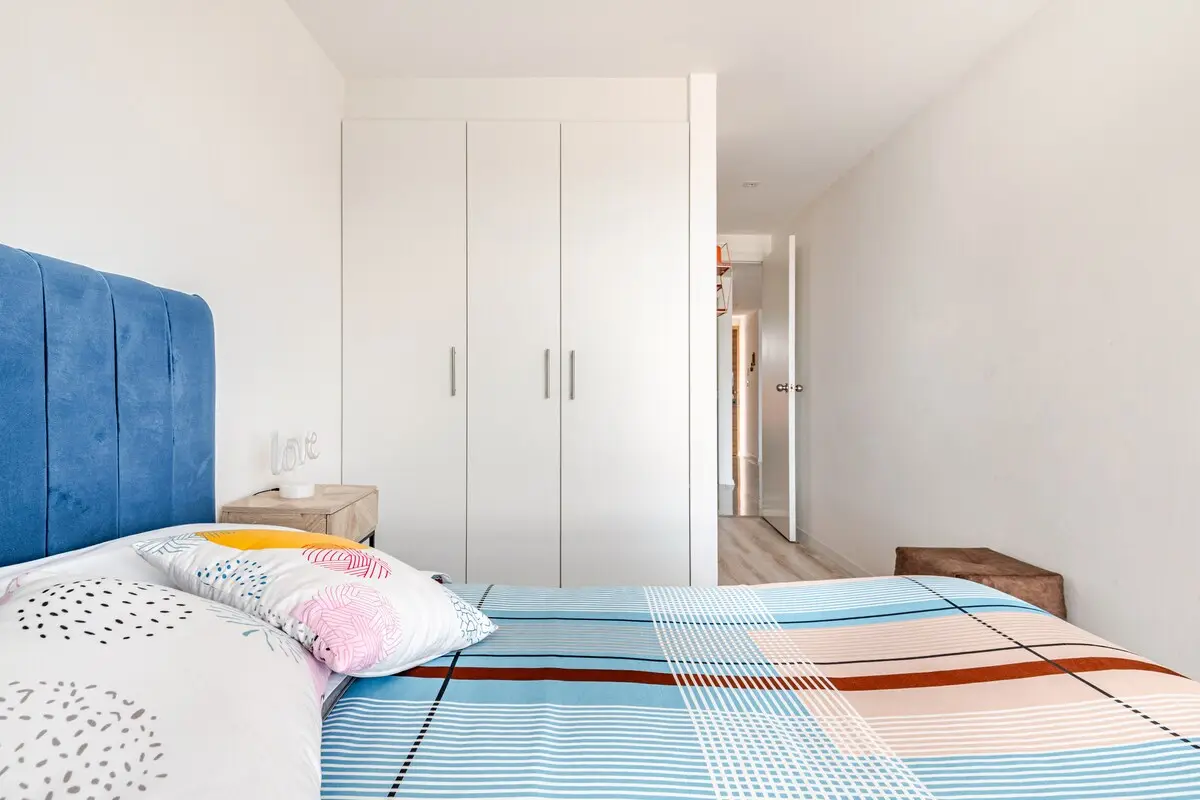 Second bedroom with a queen-size bed in the Quito apartment