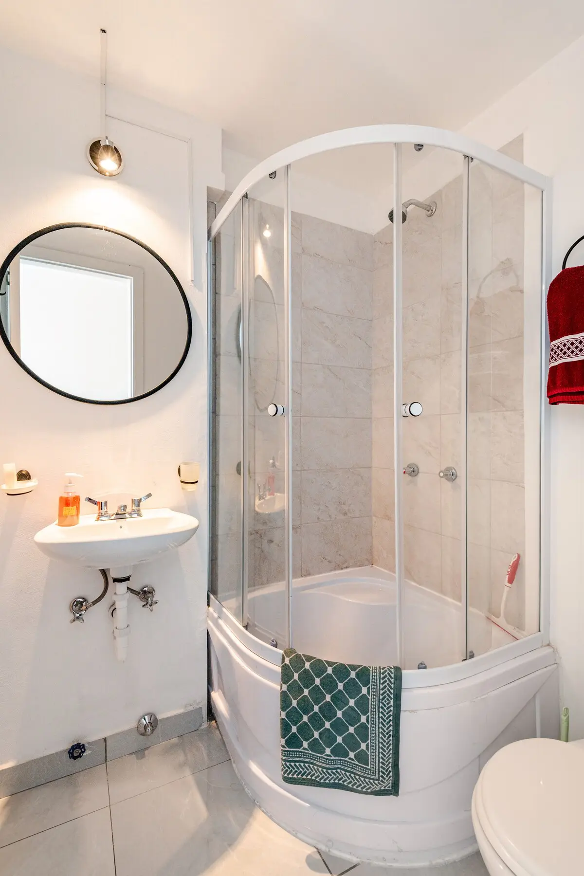 Modern bathroom with a walk-in shower and hot water in the Quito apartment
