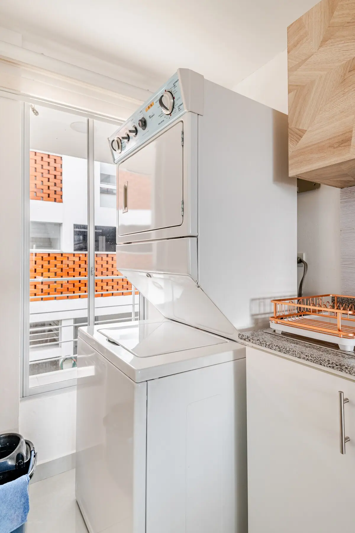 Laundry area with a washer and dryer, useful for trekkers, in the Quito apartment